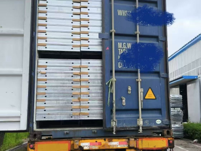 loading containers photos